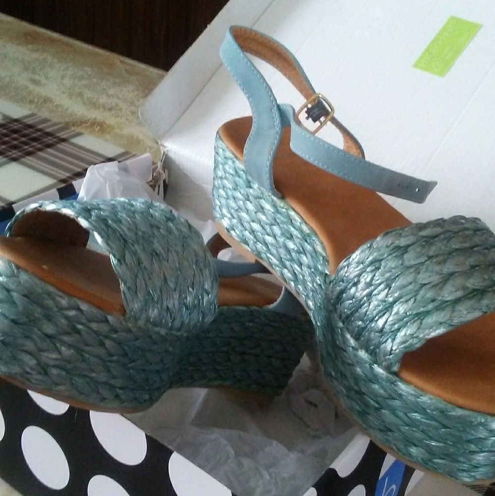 Bakers shimmery Raffia platforms, size 8